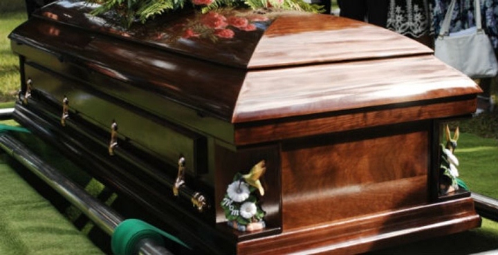 VIDEO : Hicieron que el muerto se saliera del ataúd en un entierro