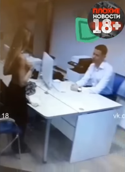 Mujer se desnudó para conseguir un préstamo en un banco