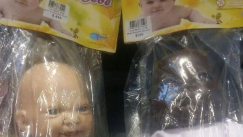 POLEMICA: Son dos muñecos iguales, pero al negro lo venden más barato