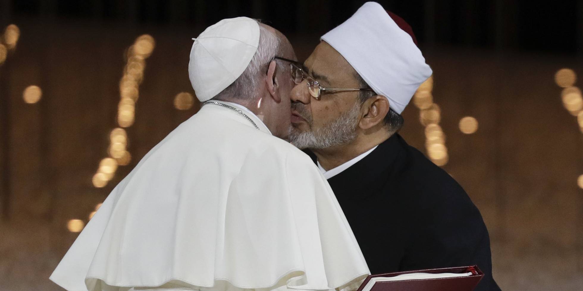 La foto del beso del papa Francisco que recorrió el mundo