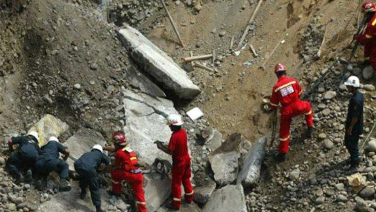 Mineros quedan atrapados tras derrumbe en Perú