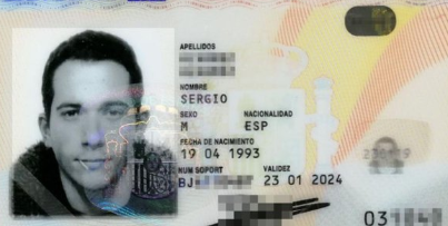 El insólito objeto con el que un joven apareció en su foto de DNI