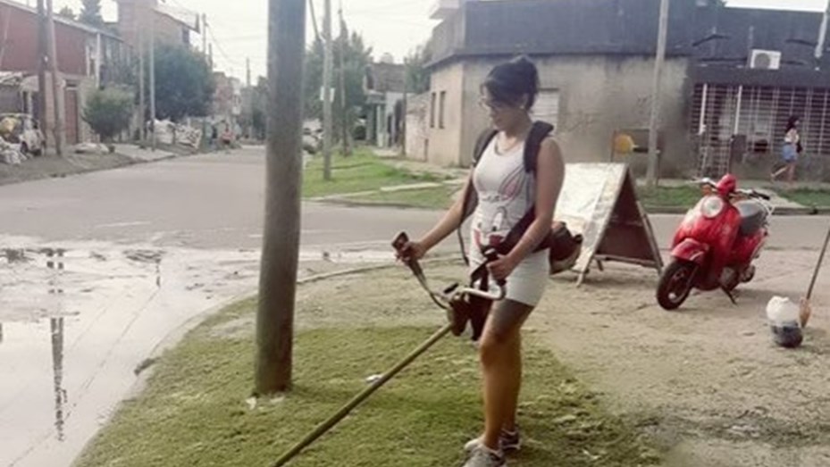 La mujer que se ofrece para cortarle el pasto a sus vecinos para darle de comer a sus hijos