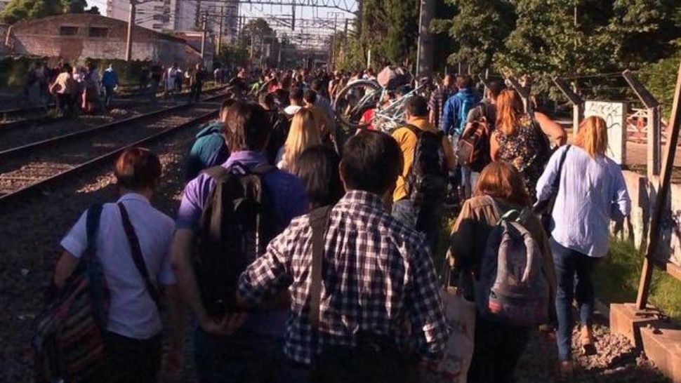 Viajaban en el techo del tren Roca y se electrocutaron