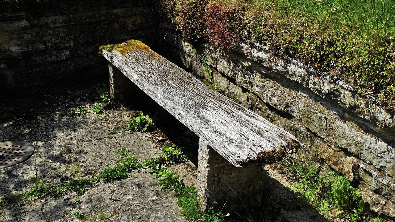 Soñar con mesas de madera podrida